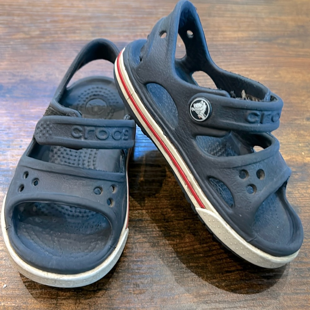 Kids navy sandal Crocs rubber summer water shoes Size 6 toddler unisex